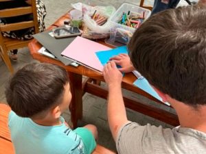 Mosolygó szemek, csillogó minták: gyermeknap az óbudai Családok Átmeneti Otthonában